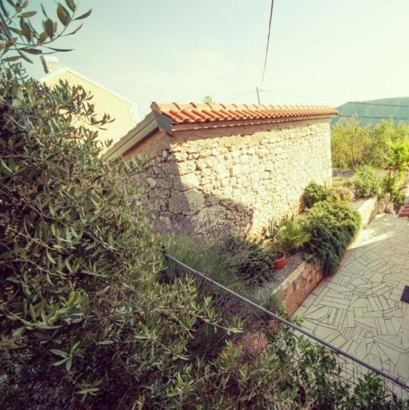 Apartman Sous Les Rochers Grižane Esterno foto